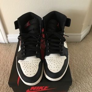 Air Jordan 1 Retro High OG Black/Varsity Red-Sail